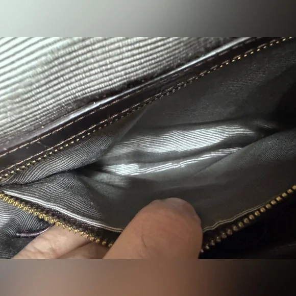 Elegant Brown Leather Handbag - Picture 6 of 13